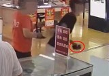 济宁一男子“零元购买”，趁店主拿起一部iPhone手机跑了，店主：人已经被抓获。