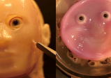 科学家用「人的活体皮肤」给机器人做了一张脸，它笑了，我哭了。