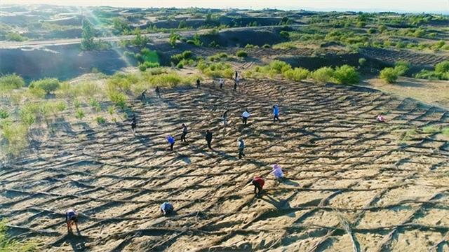 建造沙漠中的陆地“三峡”？每年发电40亿度，黄河沙减少200万吨！  第5张