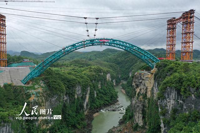 贵州：贵平高速拉密河特大桥钢管拱肋合龙龙  第1张