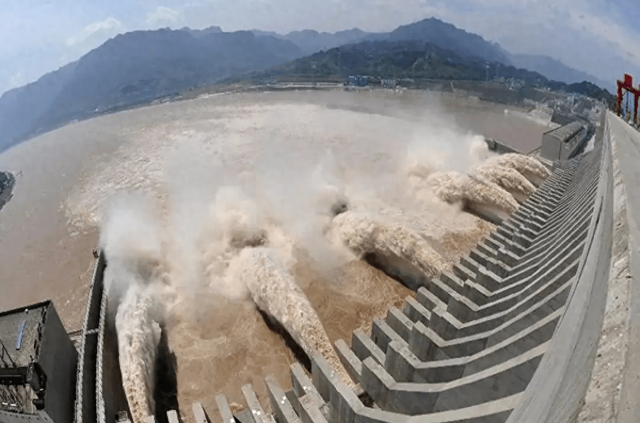 如果所有的闸门都打开，三峡水库里的水放光，大概需要多长时间？  第1张