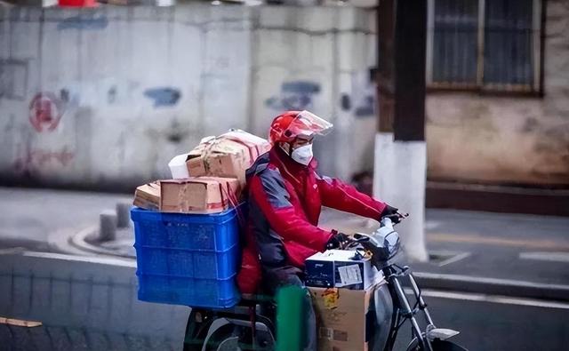 京东001号快递员退休：死心塌地工作16年，刘强东说给的房给了吗  第2张