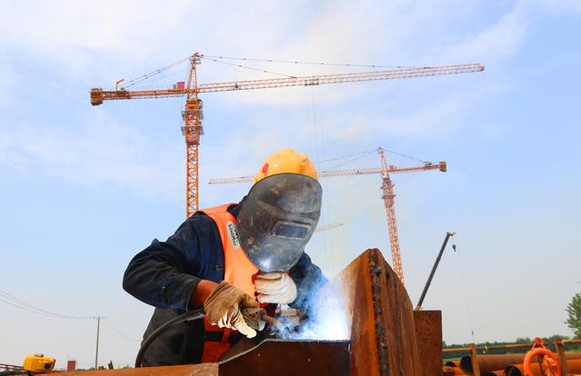 崇启公铁长江大桥工地建设繁忙。  第1张