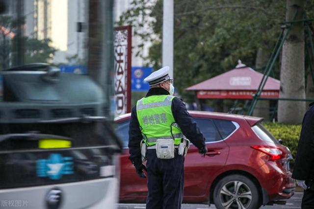 交通警察从不检查你的驾照，也从不阻止你，你知道为什么吗？  第1张