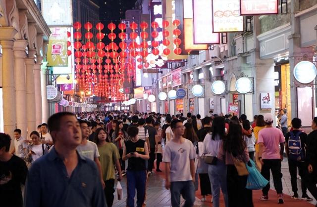 两个“毒瘤”不除，老百姓怎么敢花？原来老百姓的钱都被吸走了。  第28张