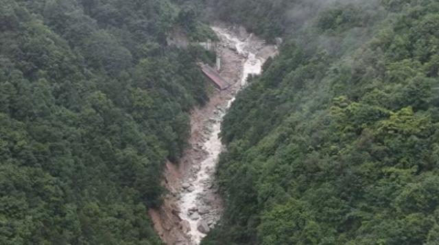 四川康定泥石流地灾前线已完成300余名受灾群众安置点选址等工作  第1张