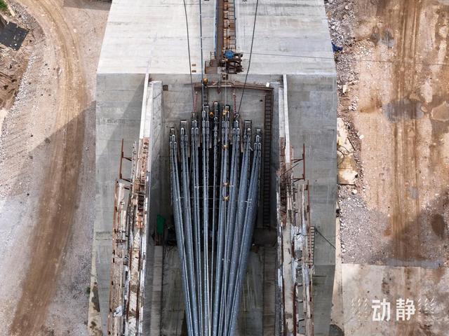 主缆架设在世界第一高桥花江峡谷大桥上完成，所用钢丝可绕赤道两圈。  第6张