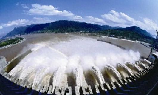 三峡水库历史性大泄洪  第1张