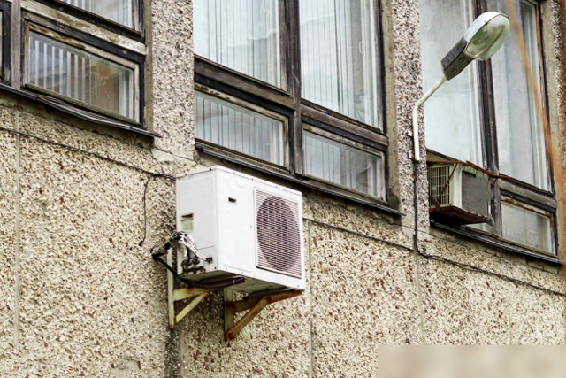 空调外机日晒雨淋，需不需要遮挡？多亏师傅提醒了，看完长知识  第1张