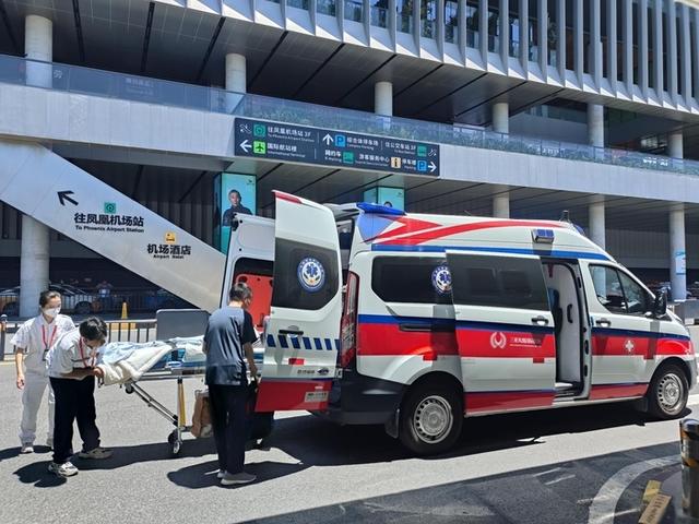 担架旅客跨越千里来济就医，山航各部门高效联动保障出行。  第2张