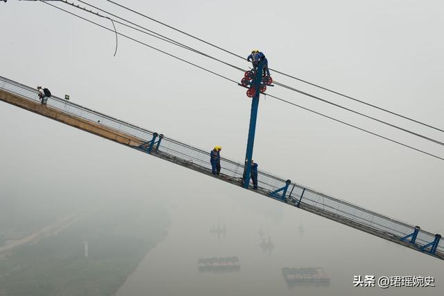 中国最大的桥梁，跨江1700米，没有桥墩，如何浮起10万吨桥？  第3张